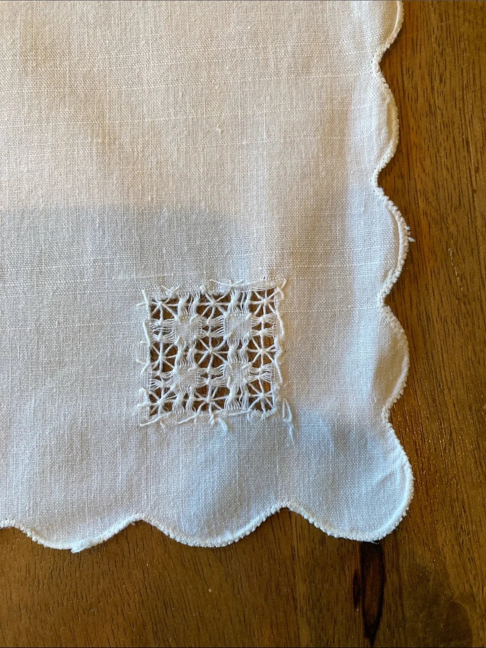 White Scalloped Edge Linen Napkins - Set‎ of 8 Embroidered Classic Timeless